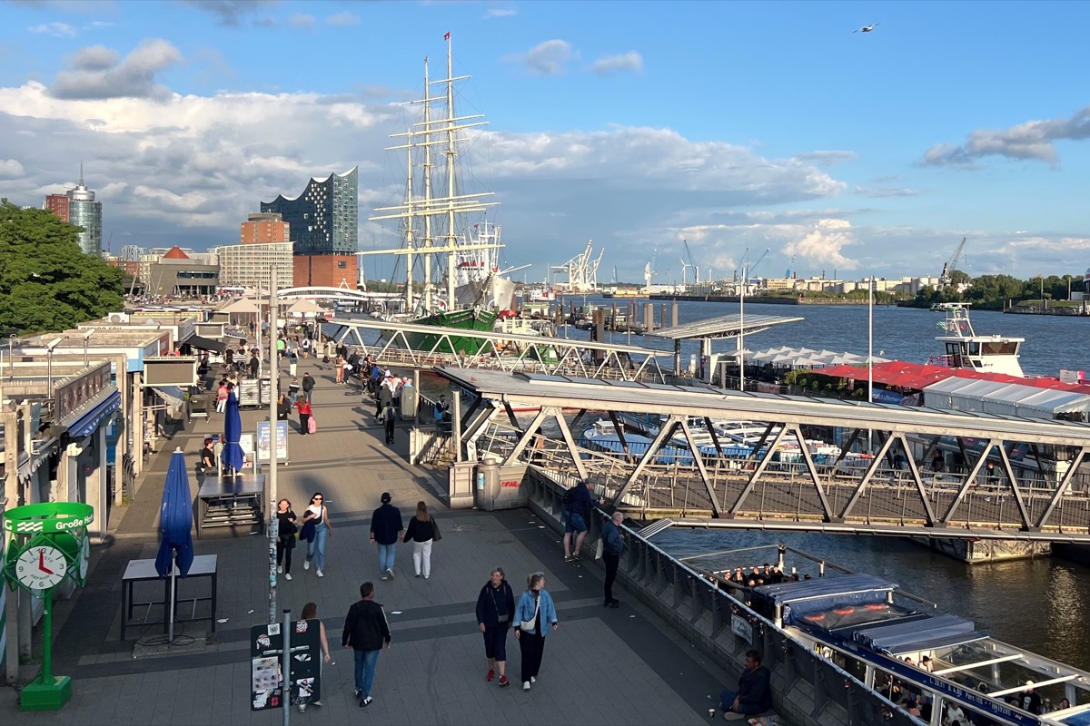 Landungsbrücken an der Elbe mit Hafenpanorama